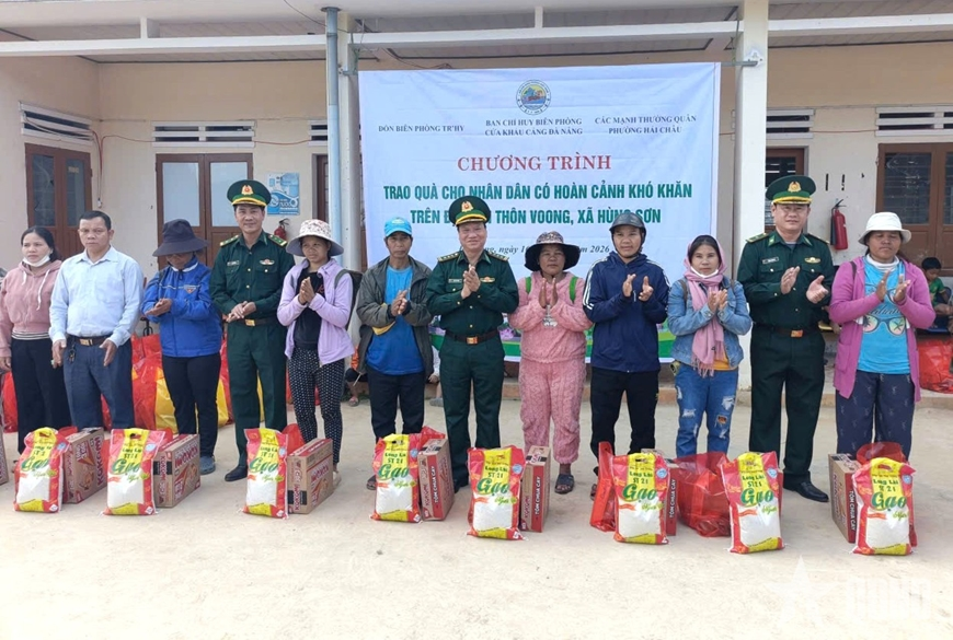 Da Nang border guards present 200 gift packages to border community